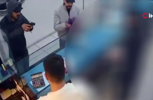 İstanbul'da silahlı soygun kamerada! Kıskıvrak yakalandılar!