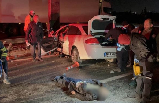 190 kilometre hızla direğe çarpan otomobilin sürücüsü hayatını kaybetti