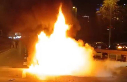 Taksiyle çarpışan motosiklet alev topuna döndü!