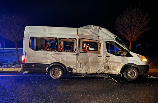 Öğrencileri taşıyan minibüs, TIR'la çarpıştı: 15 yaralı!