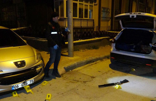 Park yeri yüzünden komşusuna kızdı, araca kurşun yağdırdı