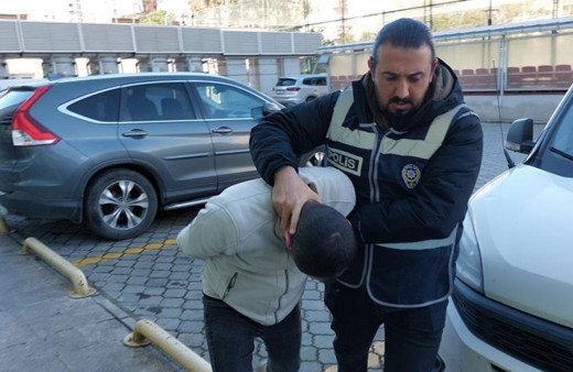 Kar maskesi takıp patronuna götürülen parayı gasp etti