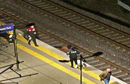 Marmaray'da bir kişi raylara atlayarak intihar etti