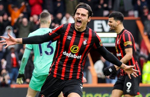 Enel Ünal Bournemouth'un 3-0'dan 4-3 kazandığı maçta son golün asistini yaptı
