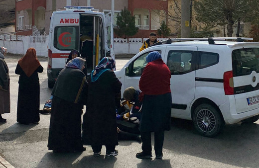 Sivas'ta hafif ticari aracın çarptığı 3 kadın yaralandı!