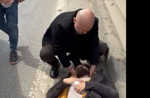 CHP Giresun adayı, trafik kazası sonucu yerde yatan yaralıya 'beni tanıyor musun' diye sordu