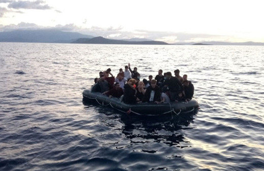 Çanakkale'de düzensiz göçmenleri taşıyan lastik bot battı!