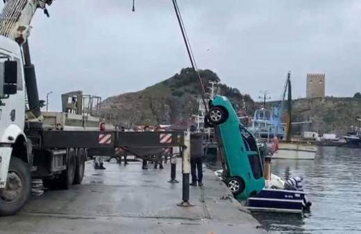 İstanbul'da gece denize düşen otomobil çıkartıldı