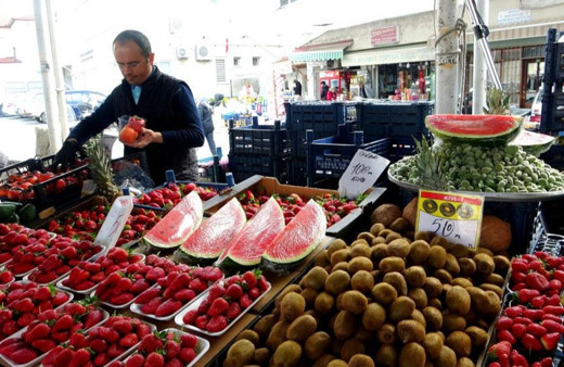 Karpuz, çilek ve çağla, pazarda tezgahlara çıktı!