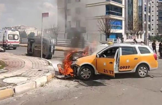 Taksi hafif ticariye çarptı, alev alıp cayır cayır yandı!
