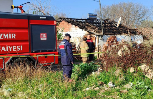 İzmir'de tek katlı ev yandı: bir kişi hayatını kaybetti!