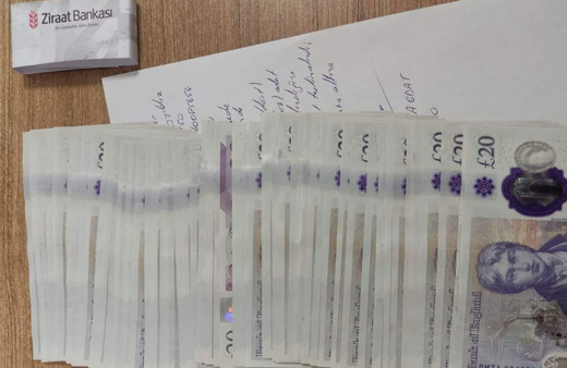 Yolda bulduğu 1980 poundu polise teslim etti!