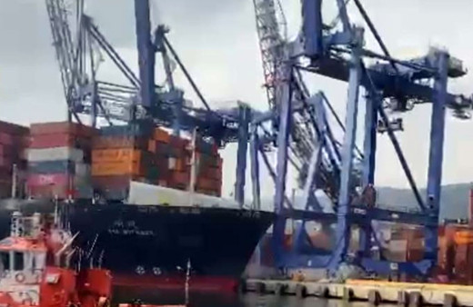 Limanda dehşet! Gemi kıyıdaki vinçlere çarptı! Kaza anı kamerda!