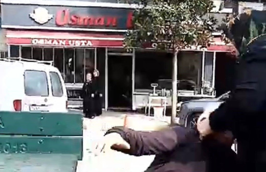 Pamukova'da kendisini taciz eden adamı çevire çevire dövdü çevredekiler elinde aldı