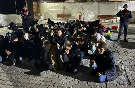 Didim’de 51 düzensiz göçmen, 3 göçmen kaçakçısı yakalandı