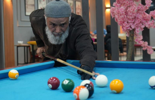 68 yaşındaki Turgut Dede, bilardo tutkusunu 35 yıldır sürdürüyor