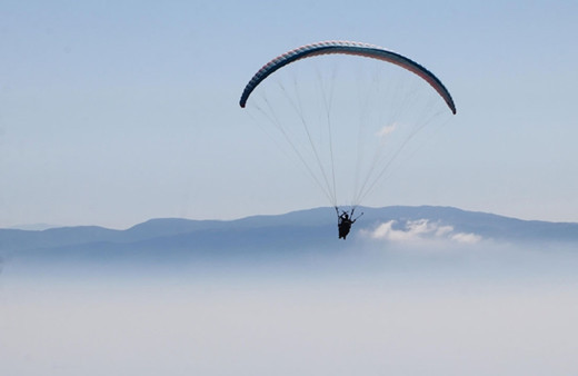 Genç kız yamaç paraşütü sırasında yere çakıldı