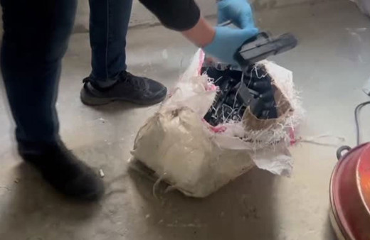 Adana'da bir evde 31 tabanca ve 393 silah parçası ele geçirildi!