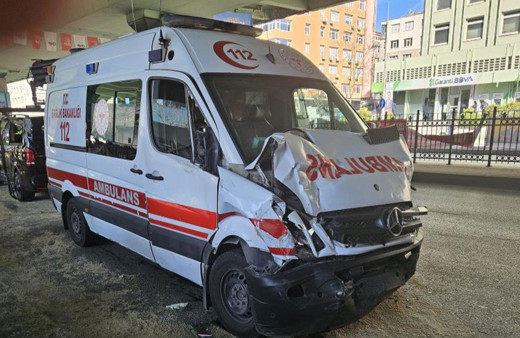 Hasta yetiştirmeye çalışan ambulans, hatalı dönen minibüsle çarpıştı!