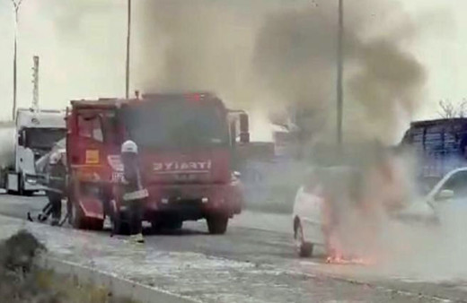Seyir halindeki otomobil alev aldı, cayır cayır yandı!