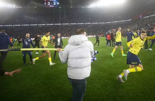 Trabzonspor taraftarı, Mert Müldür'e korner direğiyle saldırdı