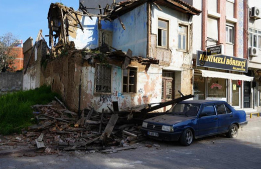 Metruk bina park halindeki otomobilin üzerine çöktü