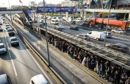 İstanbul'da metrobüs kuyruğundaki zorlu yolculuklar devam ediyor