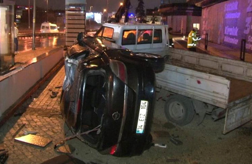 Bahçelievler E-5 Karayolu’nda otomobil, otobüs durağına çarparak takla attı