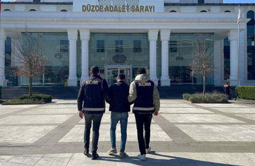 41 yıl 19 ay hapis cezasıyla aranıyordu, kıskıvrak yakalandı!