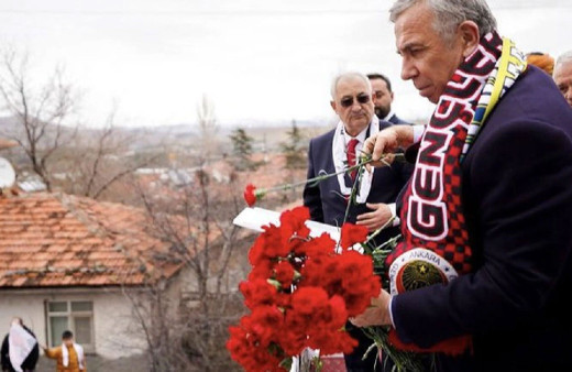 Özgür Özel ‘rüşvetçi’ demişti! AK Parti'den istifa eden isim Mansur Yavaş’ın kampanya otobüsünden çıktı