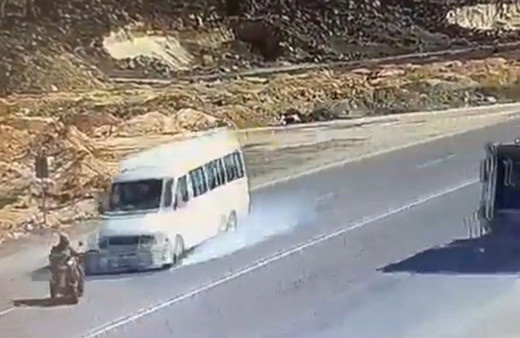 U dönüşü yapan motosiklete minibüs çarptı! İşte kaza anı