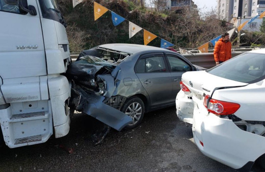 Zincirleme trafik kazasında 1'i polis 3 kişi yaralandı!