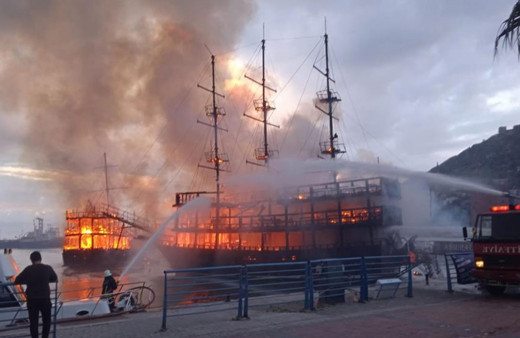 Antalya'da iki tur teknesi cayır cayır yandı
