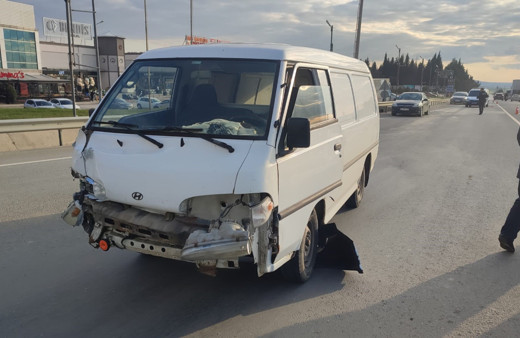 Karıştığı kazadan kaçarken polis otomobiline çarptı