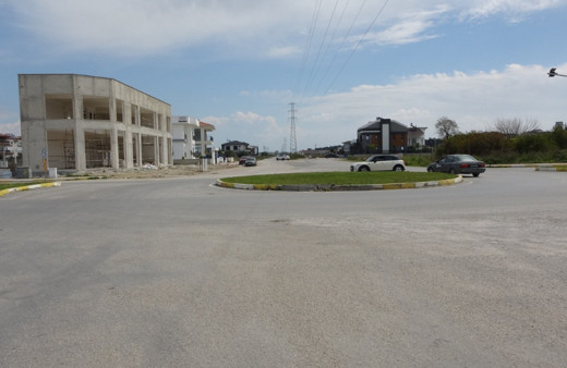 Motosiklet bordüre çarptı, yolcu 10 metre adeta havada uçtu