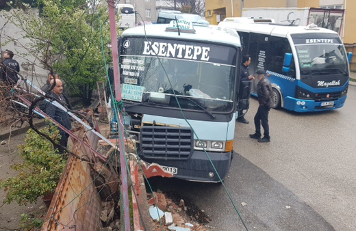 Yolcu dolu minibüs bahçe duvarına çarptı: 5 yaralı