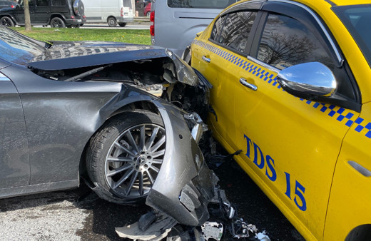 Süratli gelen otomobil ışıklarda duran araçlara çarptı: 1 yaralı