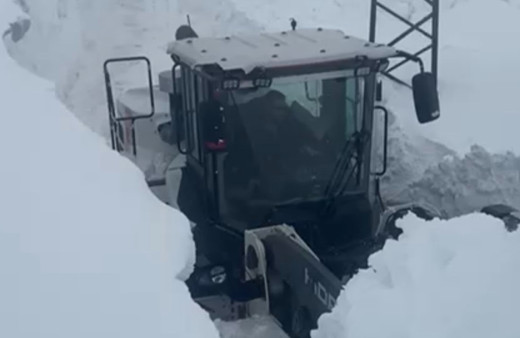 Yüksekova’da 4 metrelik kar tünelinde çalışma