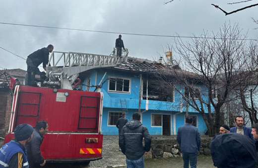 Tokat'ta mumdan çıkan yangın evi kullanılamaz hale getirdi