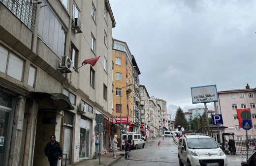 Binadan kopan sıvalar mahalleliyi tedirgin etti