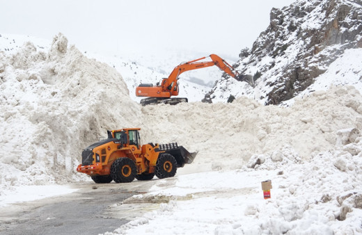 10 ayrı bölgeye çığ düştü: Ekipler yol açma çalışmalarını sürdürüyor