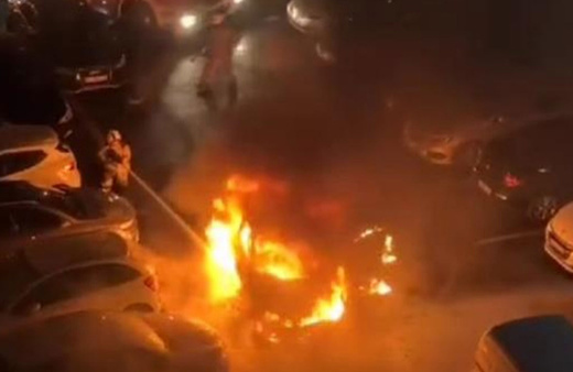 İstanbul'da park halindeki araç alev alev yandı!