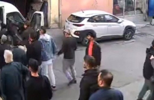 İstanbul’da trafikte “neden bana çarptın” dayağı kamerada