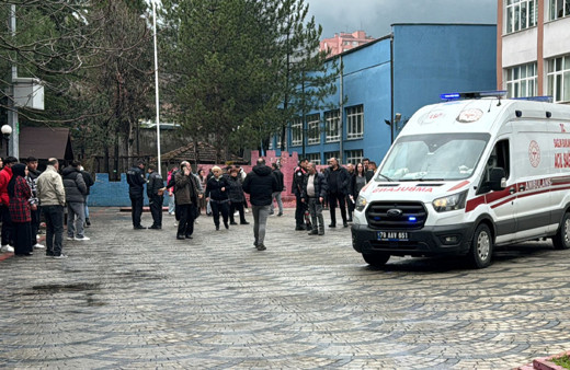 Bıçaklı kavgada 3 lise öğrencisi yaralandı!