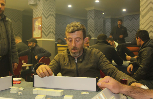 Tek başına oynadığı okeyle gündem olmuştu, artık hiç yalnız kalmıyor