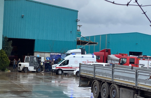 El freni çekilmeyen tır kamyon sürücüsüne çarptı