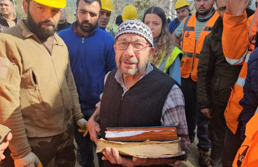 Yangında ev küle döndü, Kur'an-ı Kerim yanmadı!