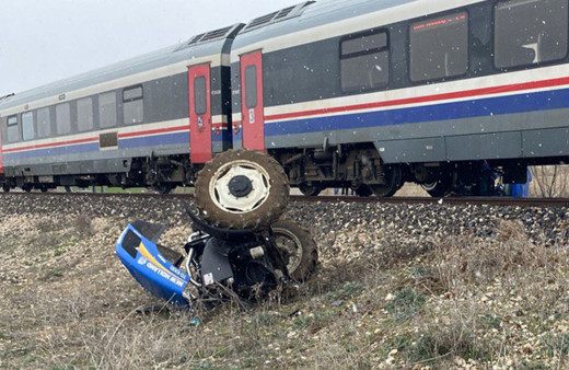 Yolcu treni traktöre çarptı, traktör sürücüsü yaralandı!