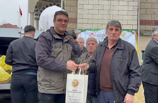 Cuma namazı çıkışında vatandaşlara 2 bin fidan dağıtıldı