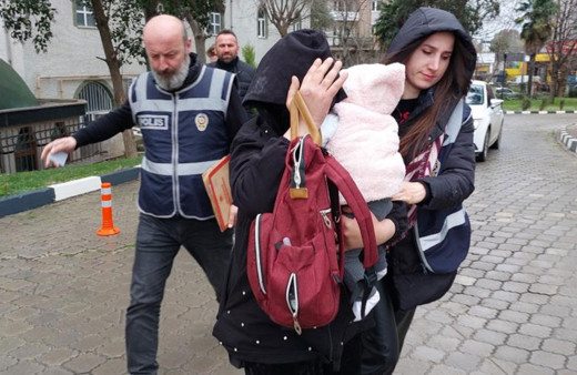 50 bin liralık altın çalan 5 çocuk annesi kadın yakalandı!